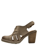 Tiras cruzadas y hebilla ajustable en sandalia de cuero taupe para mujer.