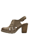 Tiras cruzadas y hebilla ajustable en sandalia de cuero taupe para mujer.