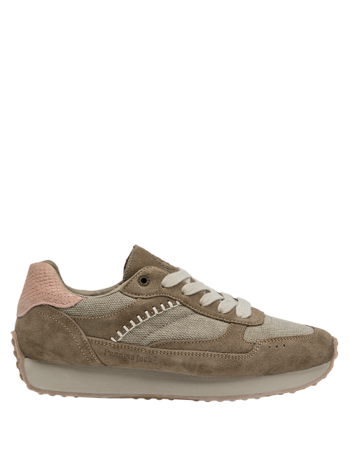 Costuras visibles en zapatilla de cuero taupe para mujer, combinando suavidad y resistencia.
