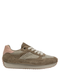 Interior cómodo de zapatilla taupe para mujer, estilo urbano con detalle rosa en talón.