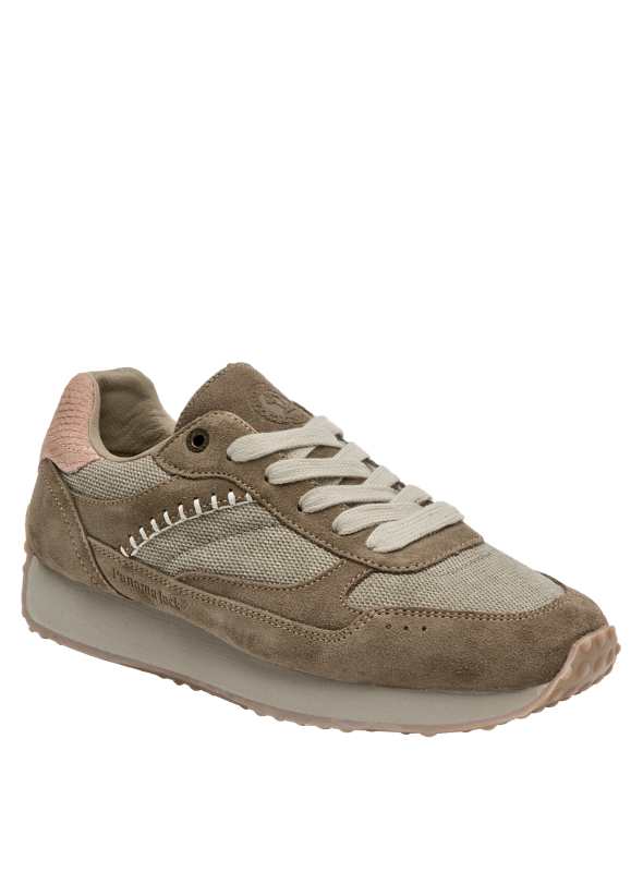 Costuras visibles en zapatilla de cuero taupe para mujer, combinando suavidad y resistencia.