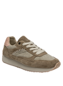Costuras visibles en zapatilla de cuero taupe para mujer, combinando suavidad y resistencia.
