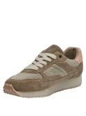 Detalle en rosa en el talón de zapatilla taupe para mujer, mezcla de gamuza y cuero para look moderno.