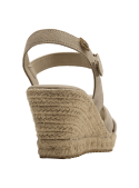 Alpargata beige de cuero suave y lona, ideal para looks veraniegos y casuales.