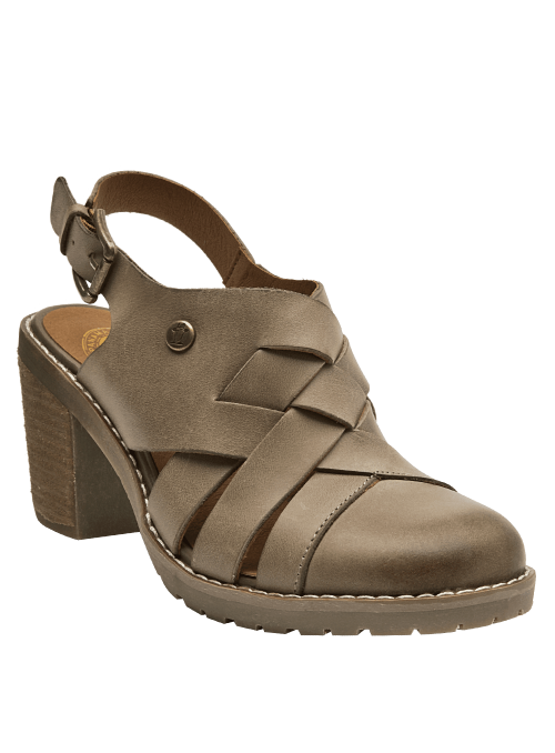 Sandalia casual boho chic en cuero marrón claro con diseño estructurado.