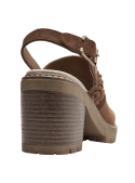 Sandalia de cuero café para mujer con diseño trenzado en el empeine, estilo casual boho-chic.