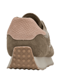Zapatilla urbana taupe de cuero para mujer con detalles en gamuza y tela, ideal para estilo casual.