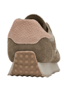 Zapatilla urbana taupe de cuero para mujer con detalles en gamuza y tela, ideal para estilo casual.
