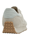 zapatilla de cuero beige para mujer con diseño urbano y costura decorativa lateral