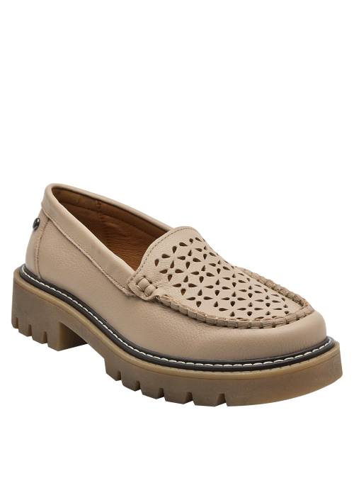 Calzado de cuero beige, estilo casual y versátil, adecuado para oficinas o paseos.