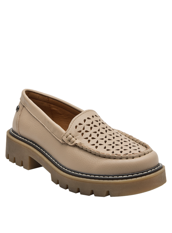 Calzado de cuero beige, estilo casual y versátil, adecuado para oficinas o paseos.