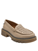 Calzado de cuero beige, estilo casual y versátil, adecuado para oficinas o paseos.