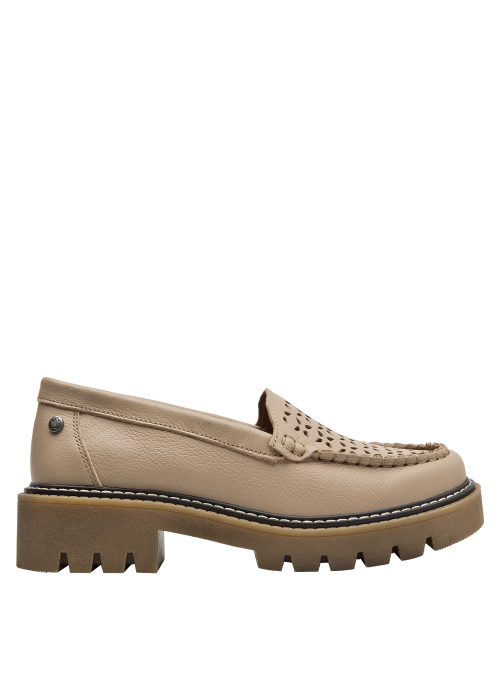 Calzado de cuero beige, estilo casual y versátil, adecuado para oficinas o paseos.