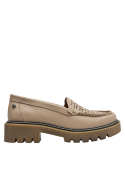 Mocasín beige de cuero para mujer, perfecto para combinar con jeans o faldas midi.