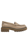 Mocasín beige de cuero para mujer, perfecto para combinar con jeans o faldas midi.