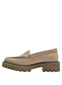 Elegante mocasín de cuero beige para mujer, con textura suave y detalles troquelados.
