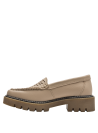 Elegante mocasín de cuero beige para mujer, con textura suave y detalles troquelados.
