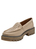 Calzado casual normcore de cuero beige, ideal para climas cálidos y looks urbanos.