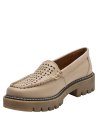 Calzado casual normcore de cuero beige, ideal para climas cálidos y looks urbanos.