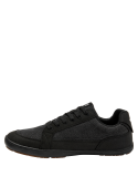 zapatilla urbana negra de hombre con textura lisa y mate, perfecta para un estilo streetwear versátil.