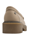 Mocasín beige de cuero para mujer con diseño troquelado moderno y suela de plataforma gruesa.