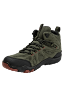 Botín verde oliva para hombre, estilo outdoor, con suela rojiza de goma y detalles en negro y naranja.