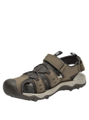 Sandalia utilitaria marrón con textura lisa y malla transpirable para caminatas y días calurosos.