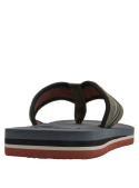 Sandalia casual masculina con suela multicolor en rojo, blanco y gris.