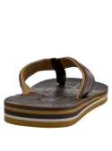 Sandalia masculina de diseño sencillo, perfecta para ocasiones informales y días cálidos.