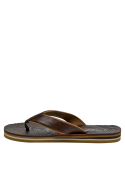 Calzado casual masculino en color moro, ideal para combinar con vestimenta de verano.