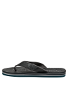 Sandalia casual gris con suela texturizada en blanco y negro.