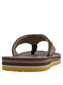 Sandalia masculina color café, estilo playero, con plantilla cómoda y detalles decorativos en las correas.