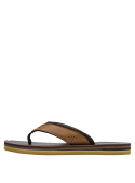 Sandalia marrón para hombre con correas perforadas y logo discreto en material sintético resistente.