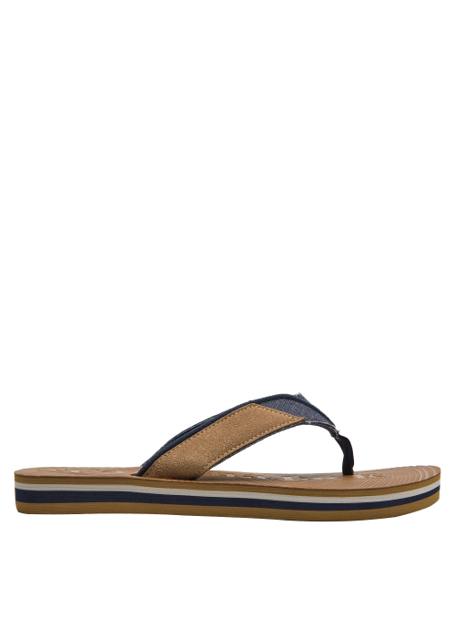 Diseño moderno de sandalia azul con bordes bien definidos para hombre.
