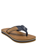Diseño moderno de sandalia azul con bordes bien definidos para hombre.