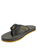 Sandalia verde oliva para hombre con detalles en negro y logo amarillo, ideal para días cálidos.