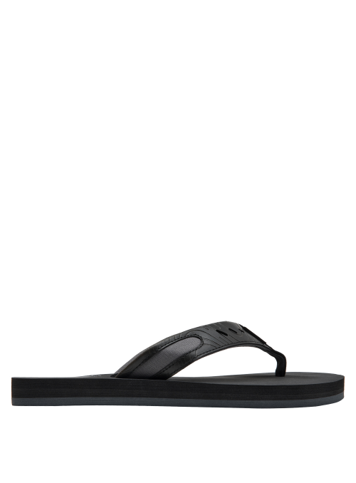 Calzado negro casual para hombre, combina con bermudas y jeans, cómodo y versátil.