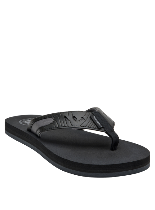 Calzado negro casual para hombre, combina con bermudas y jeans, cómodo y versátil.