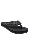 Calzado negro casual para hombre, combina con bermudas y jeans, cómodo y versátil.