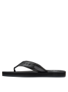 Calzado sintético negro, ideal para ocasiones informales, combina con ropa veraniega.