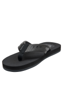 Sandalia negra casual para hombre con diseño moderno y detalles en relieve sobre la tira.