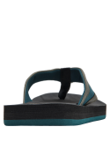Calzado casual sintético verde con detalles negros y azules, perfecto para paseos informales.