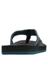 Calzado casual sintético verde con detalles negros y azules, perfecto para paseos informales.