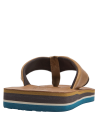 Sandalia masculina marrón con suela texturizada para tracción y diseño flip-flop.