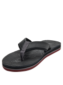 Sandalia gris casual para hombre con tiras anchas negras y suela oscura con detalle rojo.