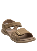 Sandalia beige de material sintético, combina con ropa casual y estilo boho.