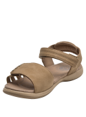 Sandalia outdoor beige con detalles metálicos, suela texturizada para mejor agarre.