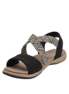 Sandalia negra de mujer con correa de zigzag blanco y negro, estilo outdoor casual.