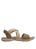 Textura trenzada y tonos tierra en sandalia camel sintética, diseñada para comodidad y estilo casual diario.