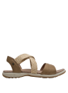 Textura trenzada y tonos tierra en sandalia camel sintética, diseñada para comodidad y estilo casual diario.